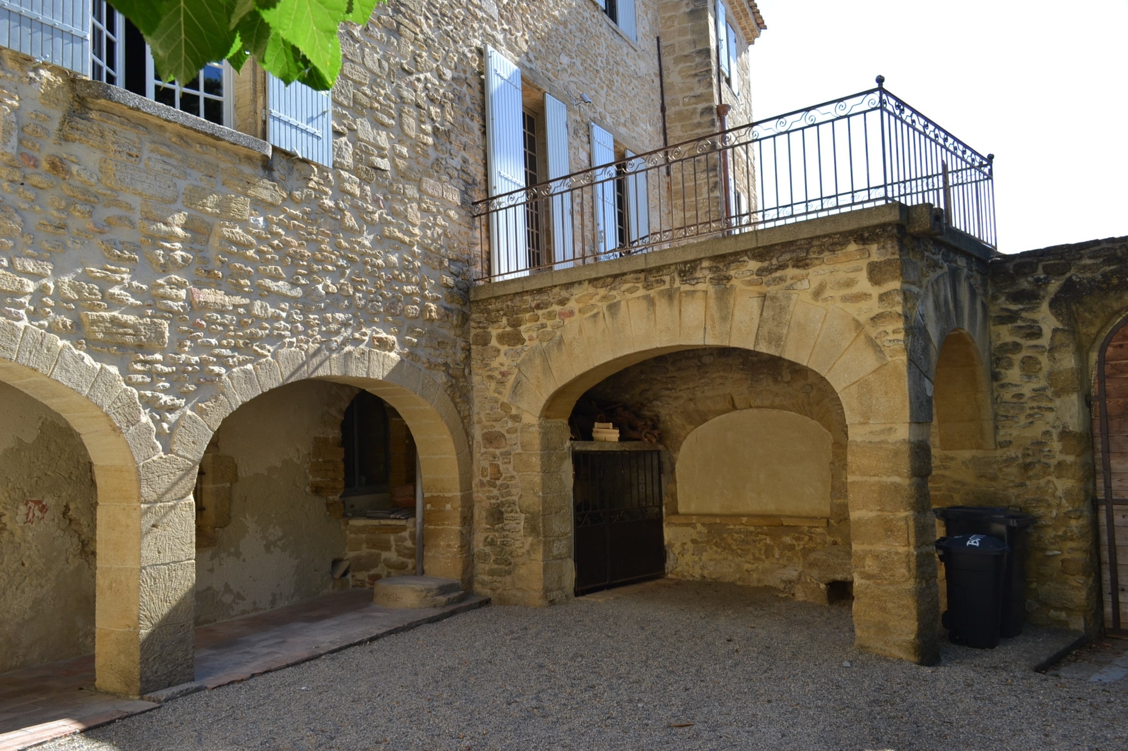 Maison provençale avec arche en pierre de taille.